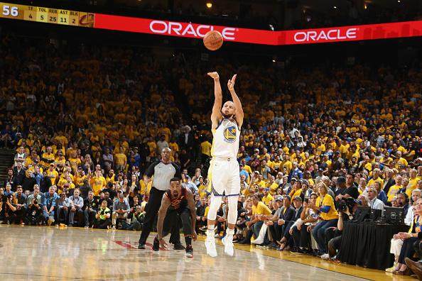 在球场上投篮,在球场上适合打什么位置