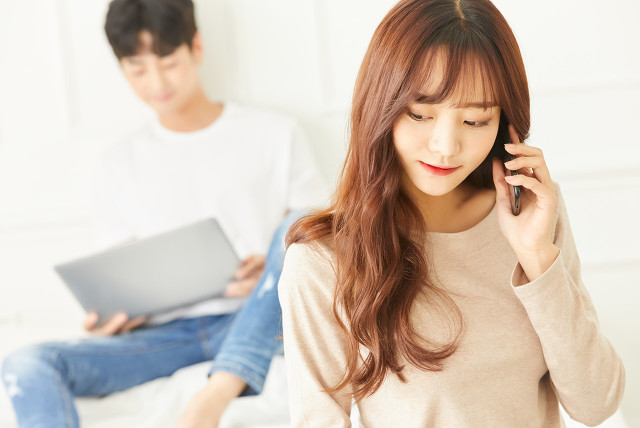 网上如何聊天不尴尬,如何跟女生聊天有话题不尴尬