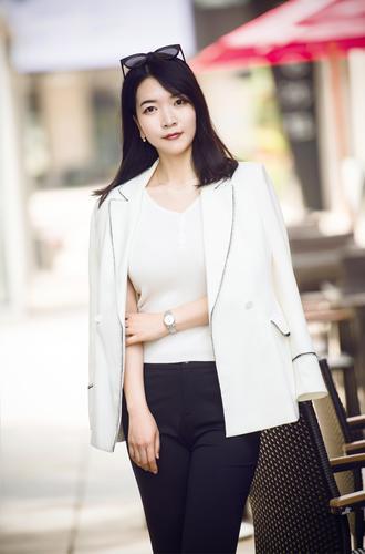 神秘女子天团,神秘团长带美女直播