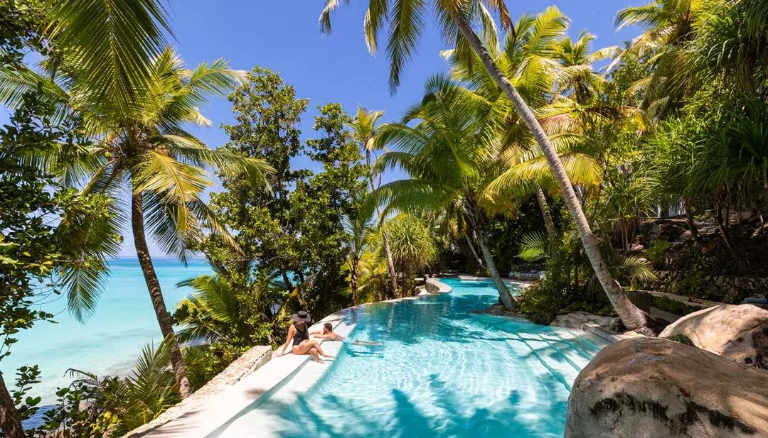 白本护照出境法国旅游免签吗,白本护照旅游去哪个国家比较好