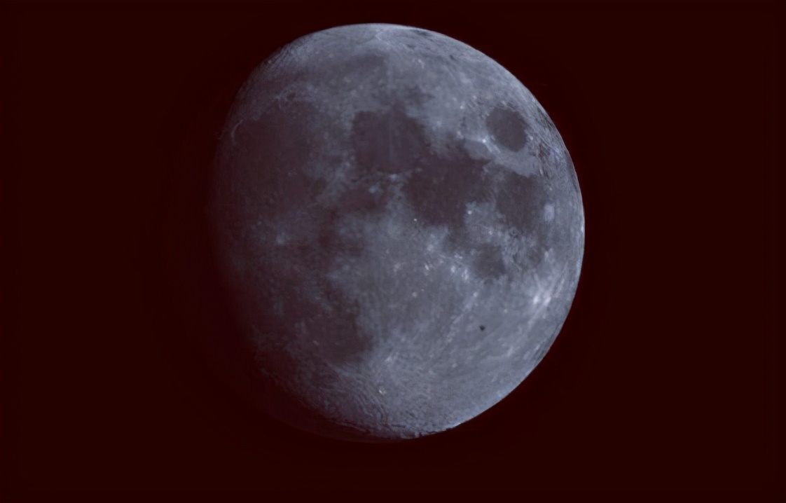 月球为啥总是一面对着地球,地球和月球的巧合