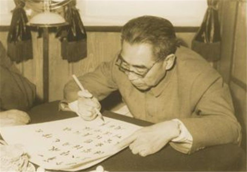 1976年周总理不幸逝世，毛主席流泪仰天长叹：恩来，你还是走了啊