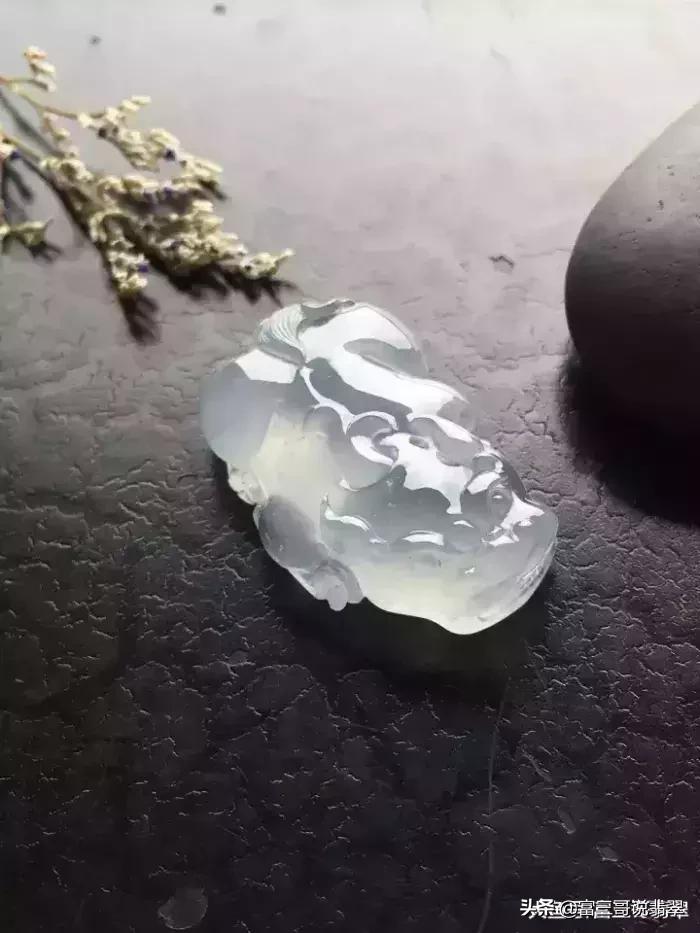 翡翠貔貅的正确佩戴方法,翡翠貔貅的正确戴法