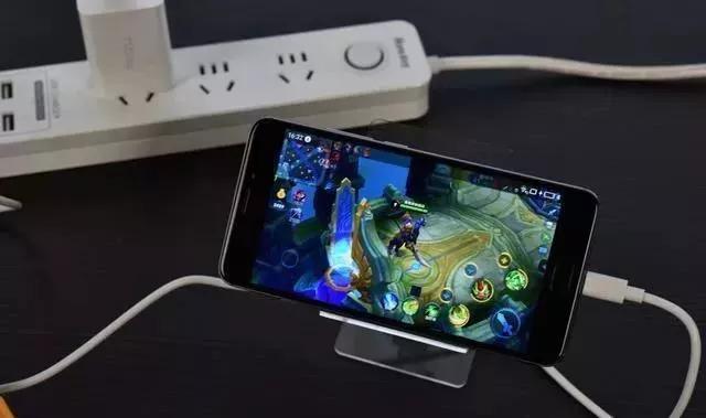 手机充电起火原因有哪些,手机充电不拔会起火吗