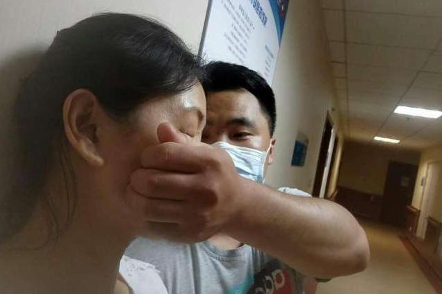 10岁女孩往*体下**塞东西，宝妈发现后慌忙送医，孩子：就觉得好玩