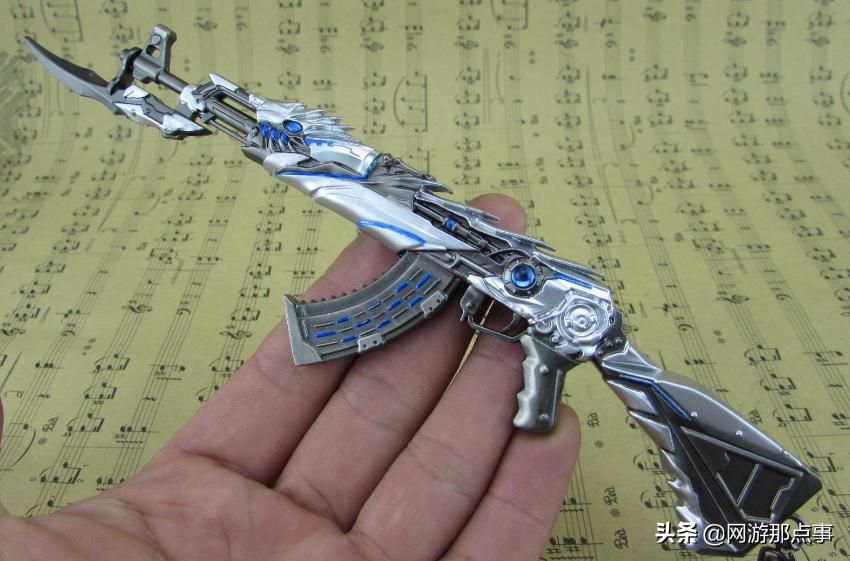 穿越火线ak无影和m4雷神哪个强,穿越火线ak47无影最初样子