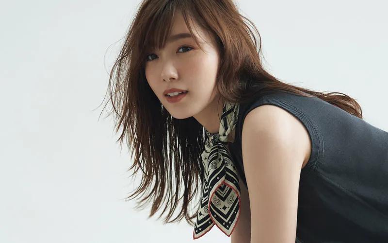 一条方丝巾怎么穿出时尚,素色丝巾的系法大全简单又好看