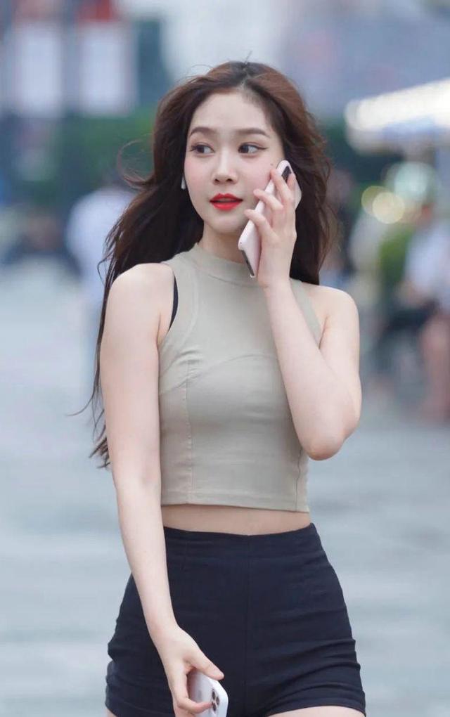 浅灰色宽松裤子搭配什么上衣好看,灰色修身针织短款上衣怎么搭配