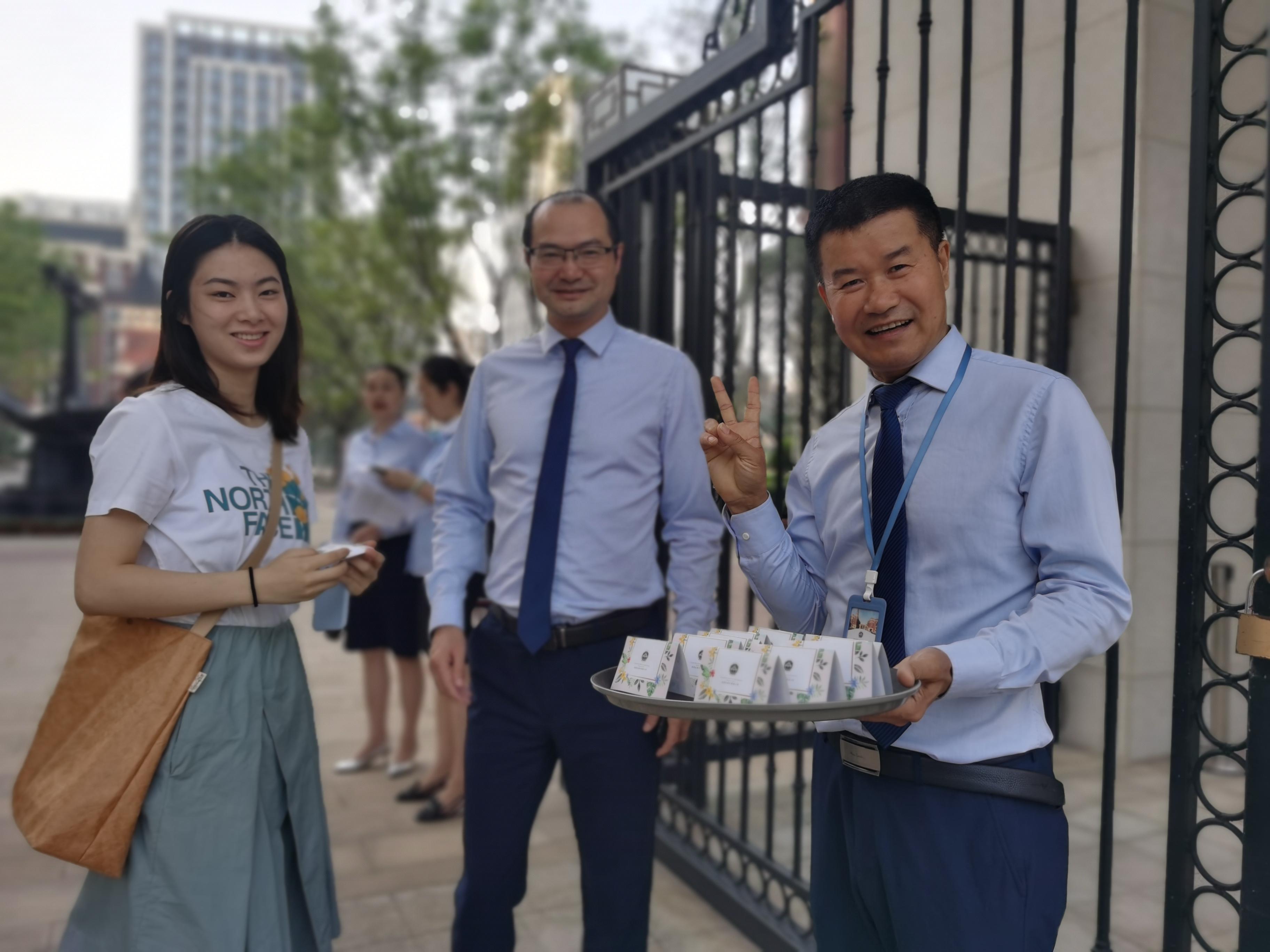 暖心教师节！蓝港外国语小学让老师抽“福卡”：青城山年卡、手霜