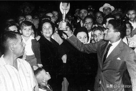 当今足坛盘带最好的球员,足坛十大顶级天赋球员加林查