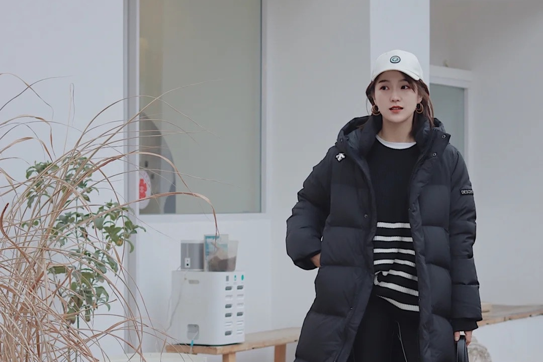 黑色羽绒服补破洞针法隐形,黑色羽绒服后面破洞巧补的图解