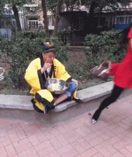 看了整整七分钟，他们最终还是上去了