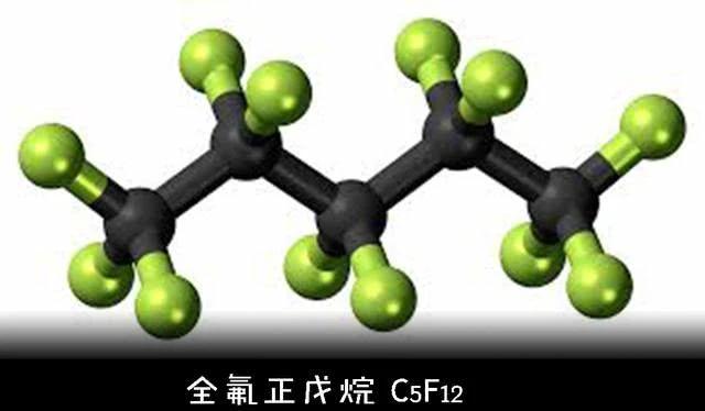 为什么烧滚的水滴入一滴油不会炸，而烧滚的油滴入一滴水会炸？