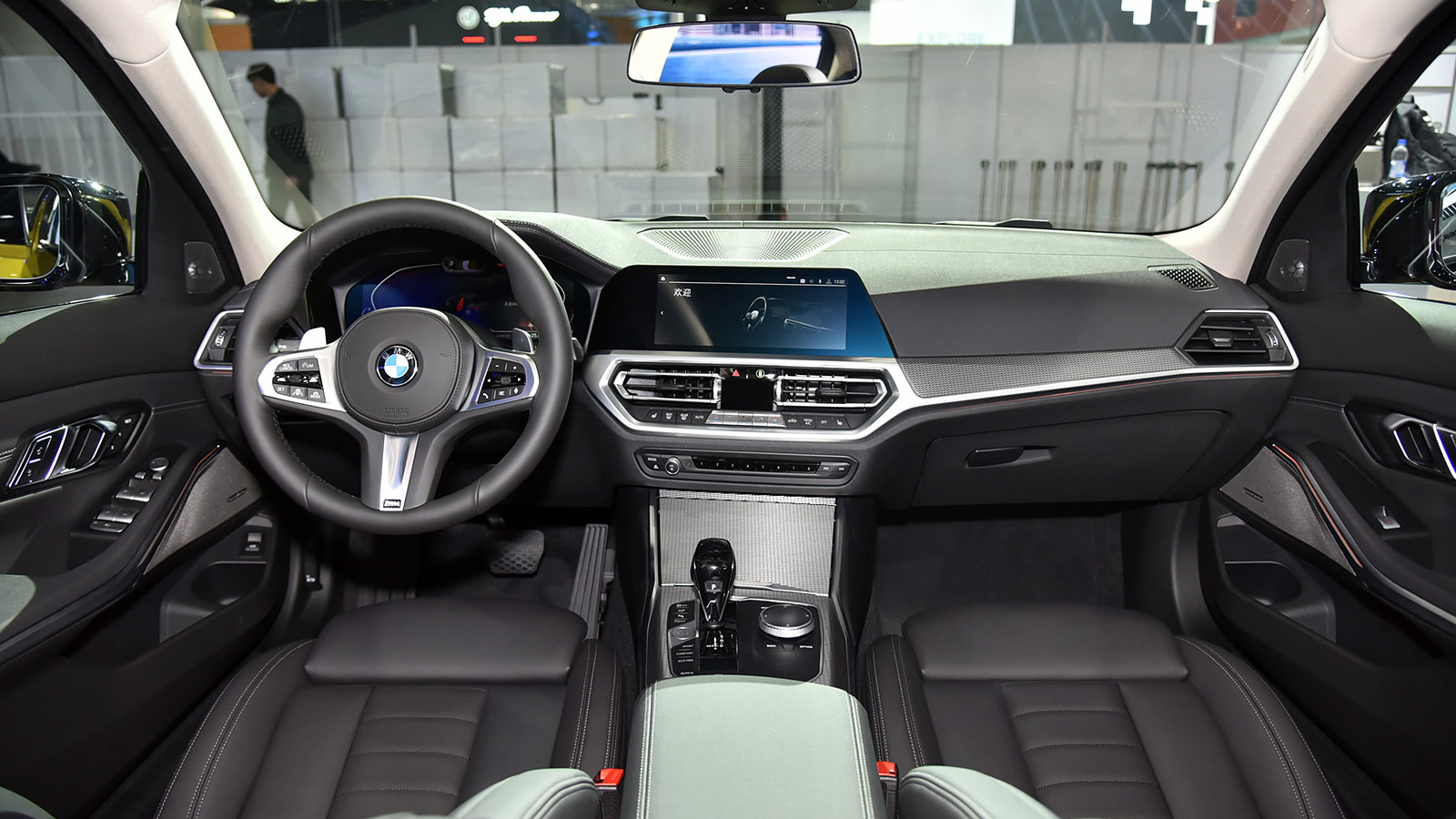 宝马330iM对比奔驰AMGA35L同价位/国产/性能/小弟车如何选?