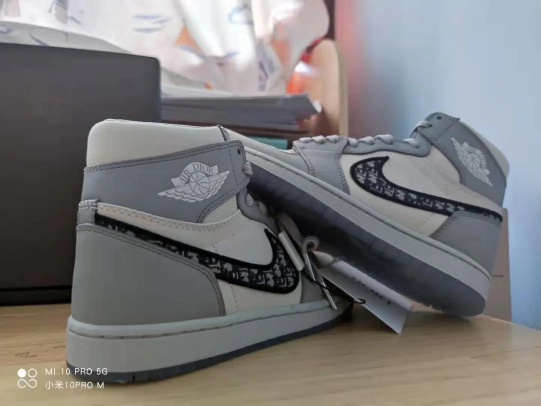 涨见识了!原来很多开宝马的都有一面鞋墙,穿的球鞋不上千就上万