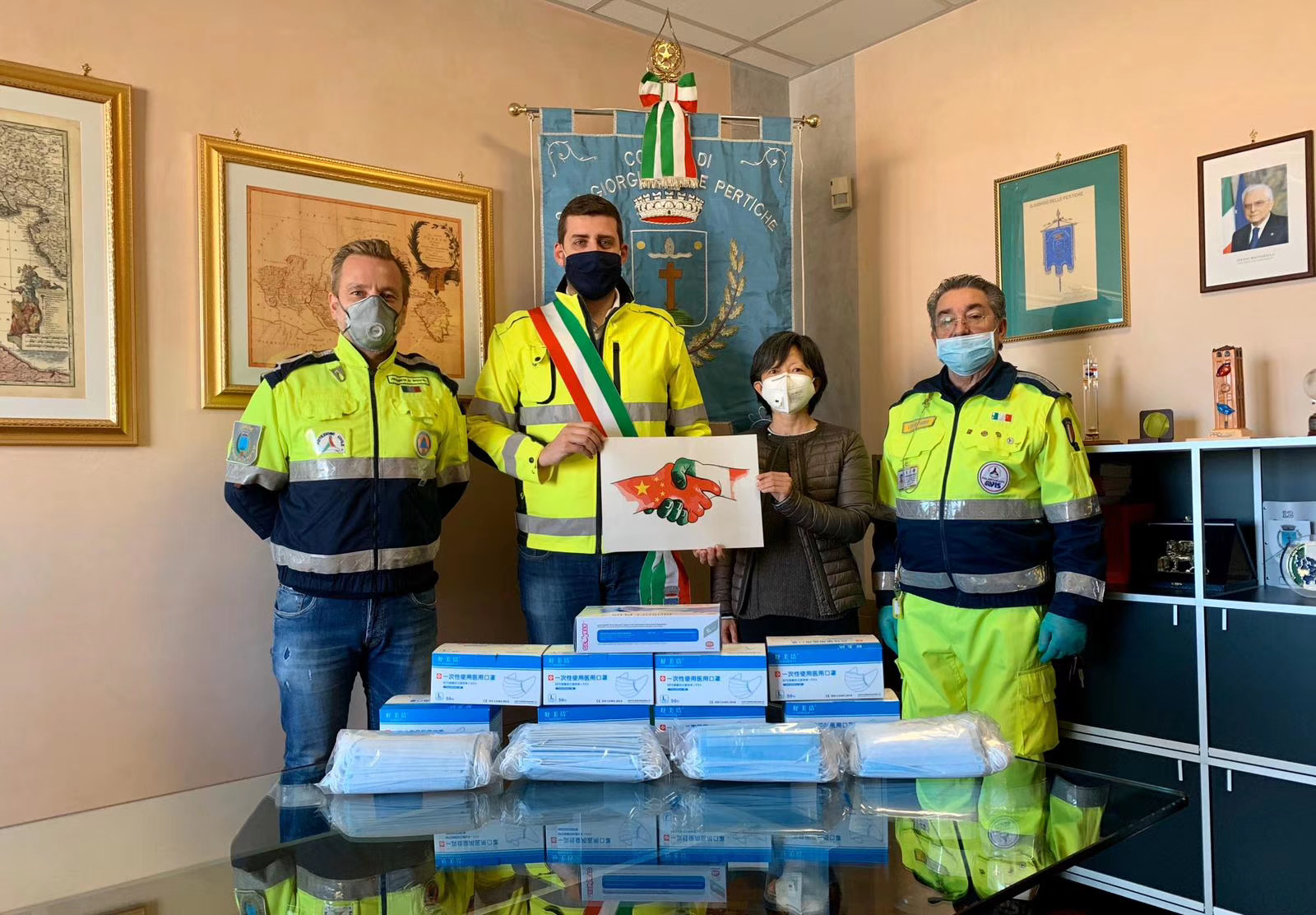 捐物流、包飞机、一个人托运100多件行李，意大利华人先顾祖国，又救他乡，两个家都要管