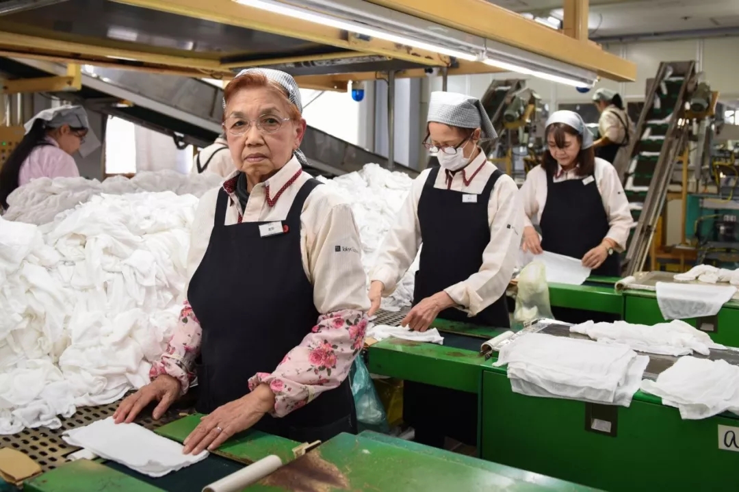 他们在70岁步行送外卖，长寿意味着工作到死