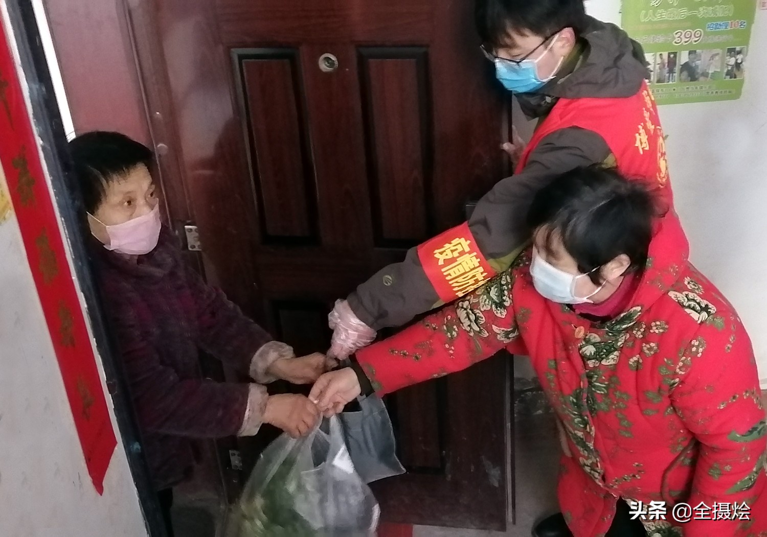 小区里来了新朋友,小区陌生人过来开门