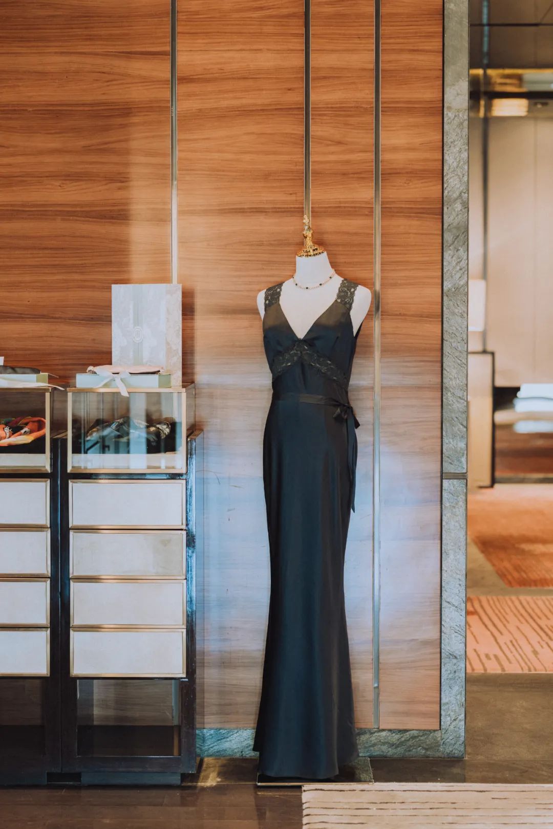 一位英国女人爱上东方文化，让穿丝绸睡衣，比晚礼服还高级