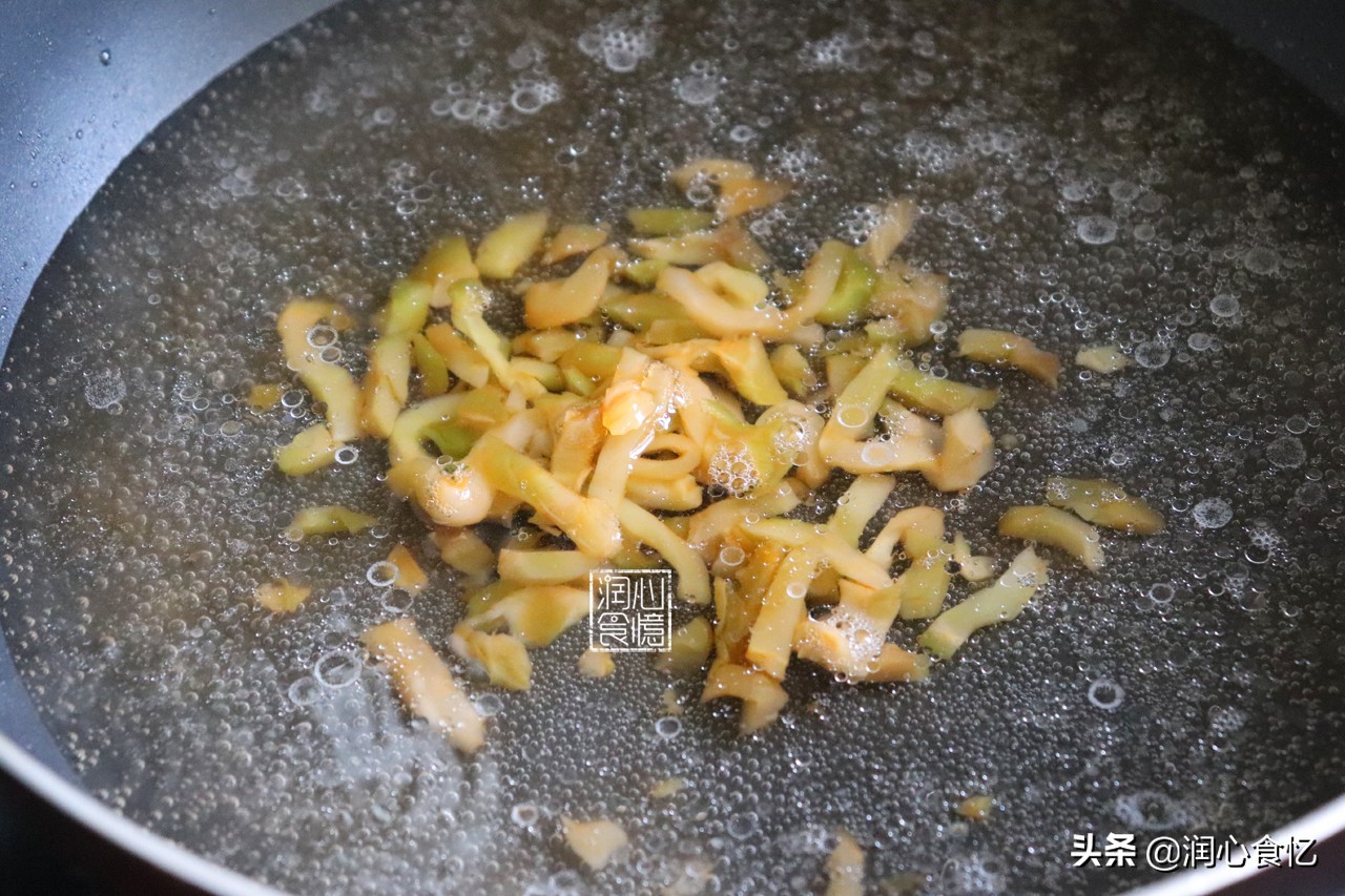 “大陆人吃不起榨菜”，我奢侈一回，用涪陵榨菜做道荤汤，羡慕吧