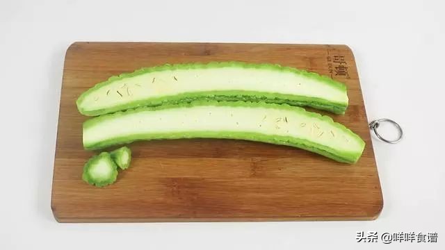 苦瓜太苦吃不下去？只需这样切掉苦味源，苦味清除的一干二净