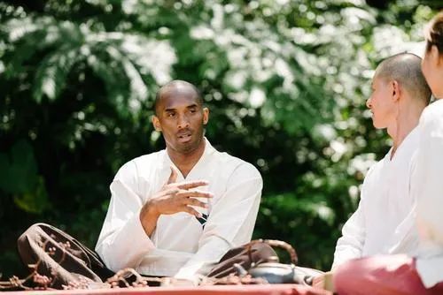 不是吧！还在健身房大汗淋漓，人家“坐着发呆”就健身了