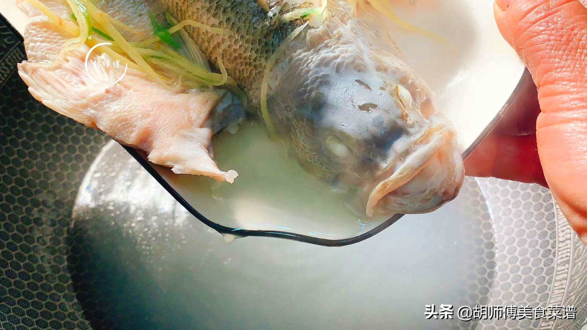 清蒸鱼是放盐还是放生抽,清蒸鱼要放盐还是生抽