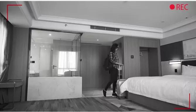 使用手机检测房间内针孔摄像头,男子住房发现针孔摄像头