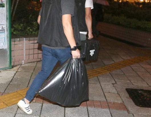 香港警察抓捕女嫌疑犯,港警拘捕黑暴分子