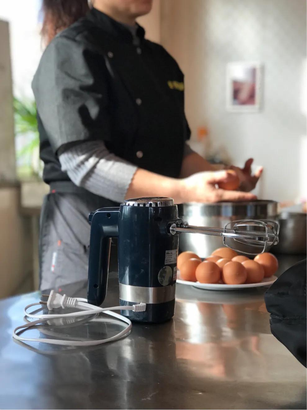 戚风蛋糕卷刷蛋黄再烤做法,草莓抹茶戚风蛋糕卷怎么做