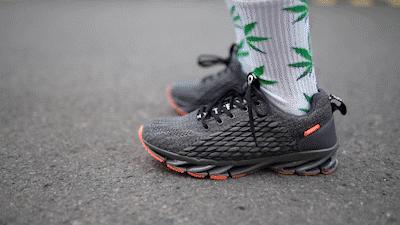 美国阿迪感到了压力！中国战狼刀锋鞋负重前行，国产跑鞋弯道超车