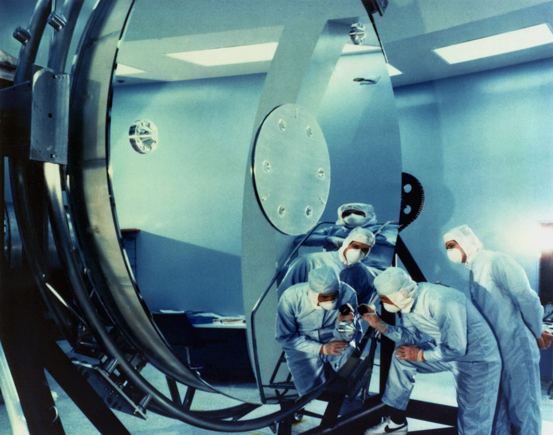 哈勃望远镜700,发明哈勃望远镜