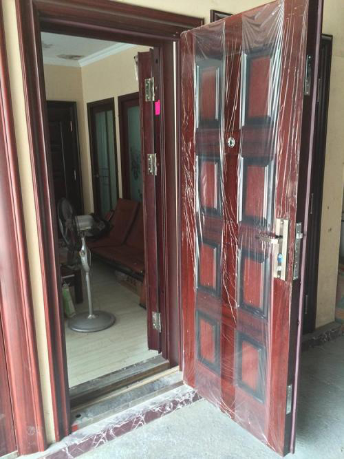 防盗门被撞凹陷修还是换呢,防盗门使劲撞才能开门怎么回事