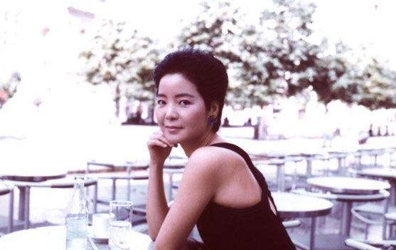 邓丽君一人一首成名,邓丽君年轻时唱歌