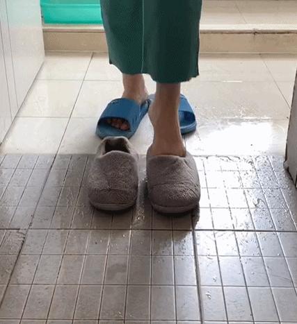 穿上这棉拖，如同踩在大朵棉花上，不怕水防滑、1秒解压，巨舒服