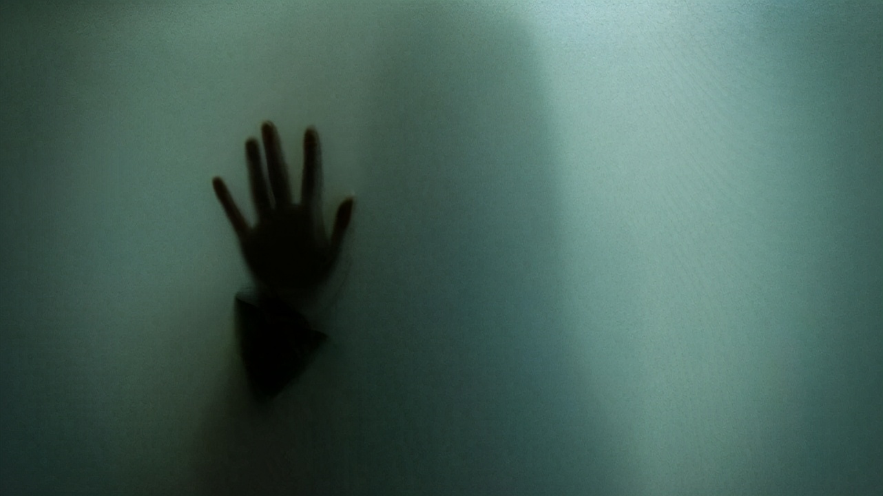 印度女子遭当警察的公公强奸，随后丈夫说三次“离婚”将她休掉