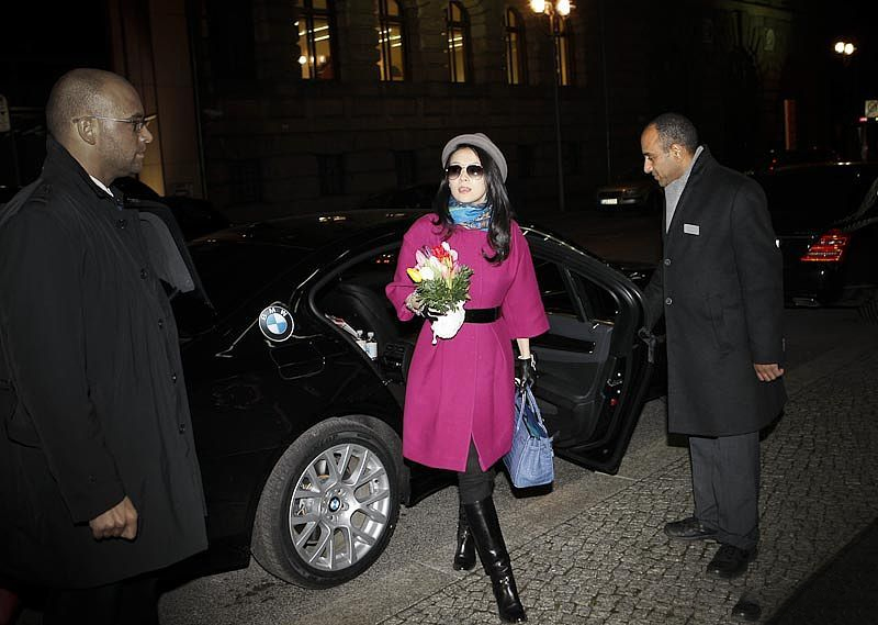 章子怡真是“扮嫩”高手,穿玫红大衣配小礼帽,减龄又不失高级感