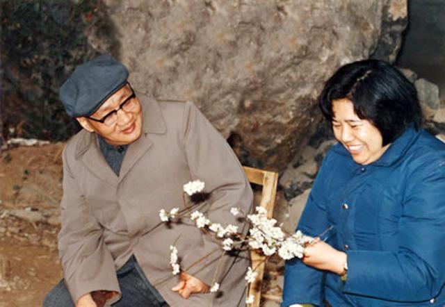 邵华和儿媳刘滨珍贵合影,婆媳其乐融融,邵华非常疼爱儿媳刘滨