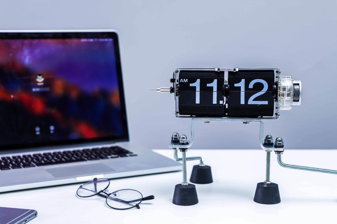 逆天了！没有指针屏幕，这块时钟居然靠翻页来计时