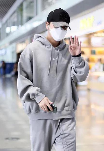 防疫造型大赛第二弹，杨幂热巴刘雯...戴口罩也挡不住的时髦感