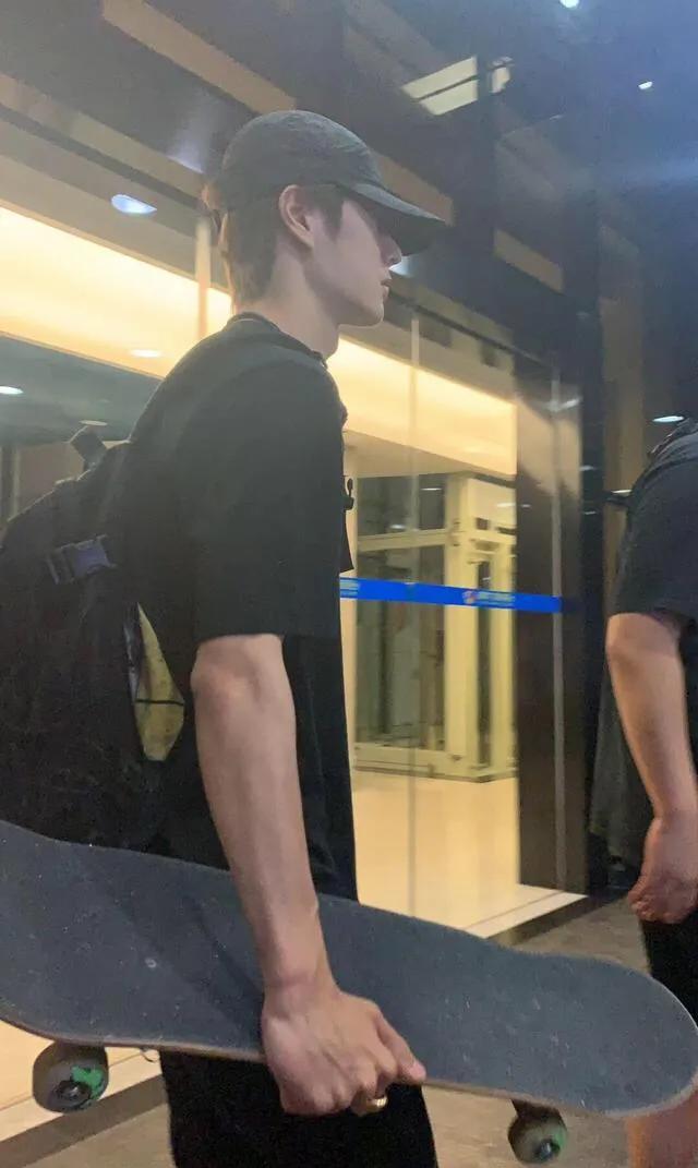 王一博怎么选上乐华,王一博出门旅行带着谁