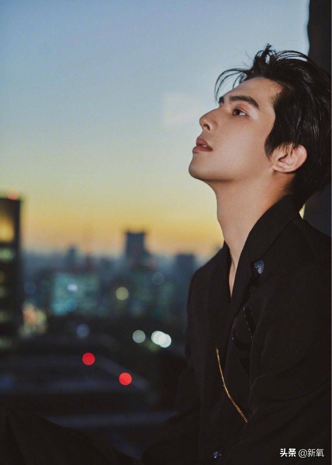 1米8大长腿，抿嘴笑爆红被吹顶级神颜，没想到竟然是照骗...