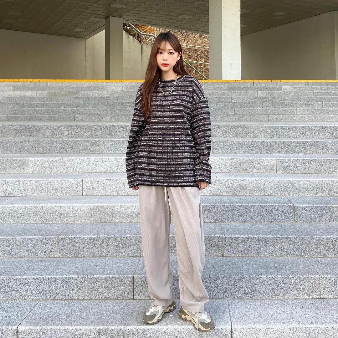 为什么韩国人总能把丑鞋穿成爆款，拍照技巧发色妆容，配饰少不了