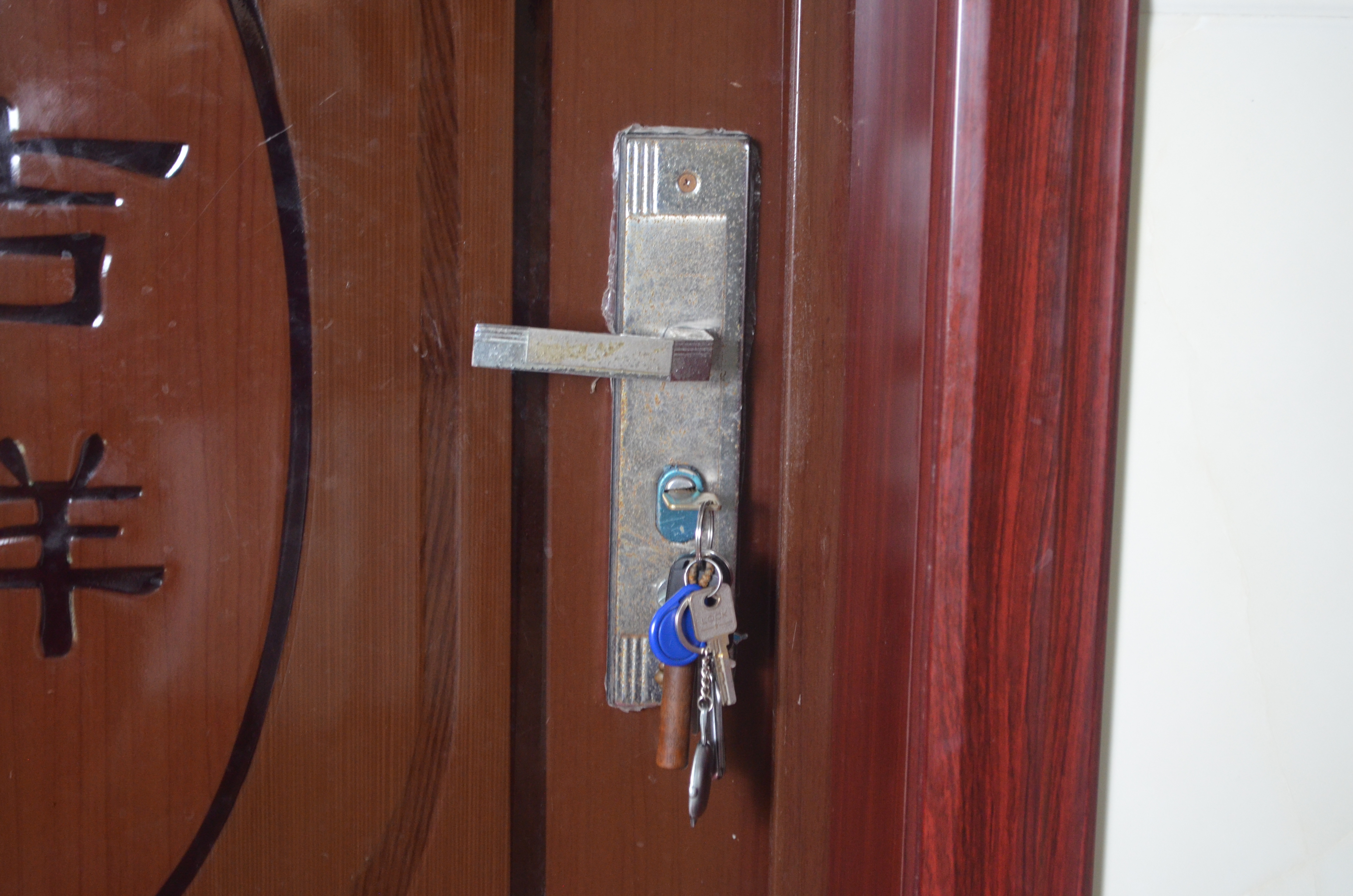 睡觉时在门上插一把钥匙的作用,睡觉前把钥匙插在门上有什么作用