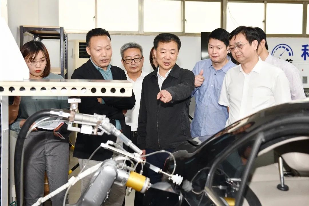 江阴市委书记许峰一行莅临富仁集团开展调研活动