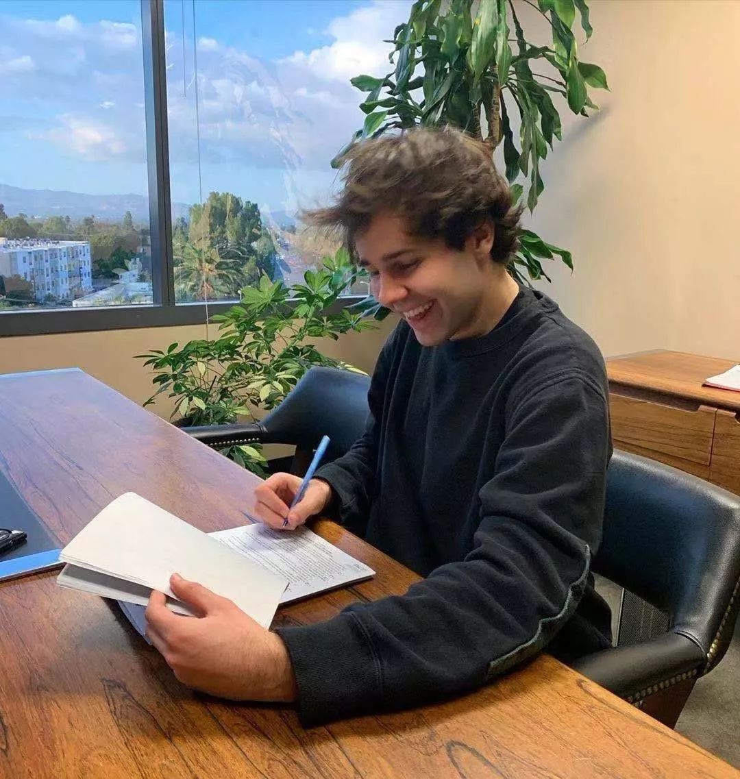 最甜分手看哭3千万人，转头与75岁基友妈妈结婚，“我是你爹”