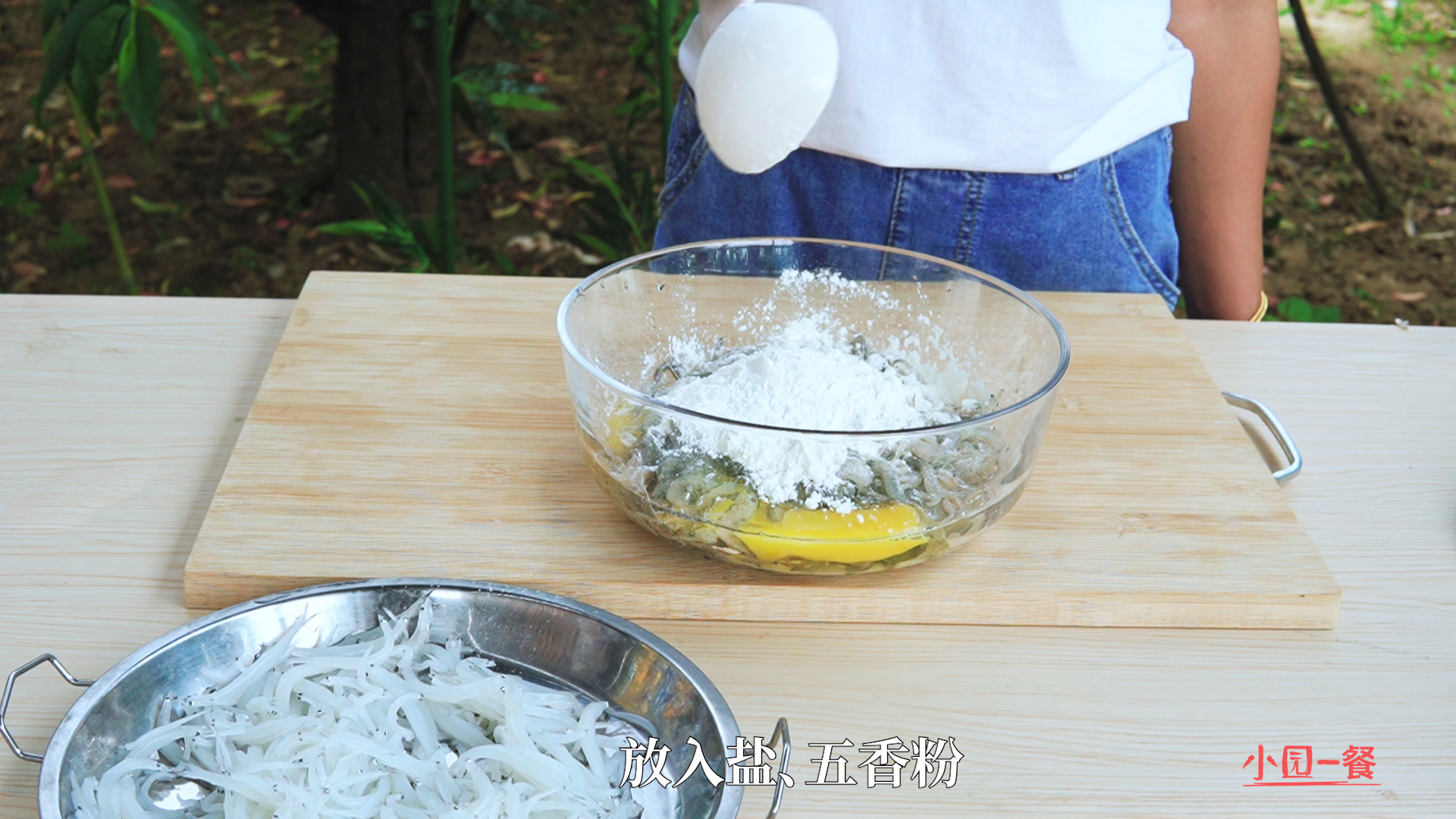 淅川县特色美食炸河虾银鱼,油炸小鱼虾怎么做好吃