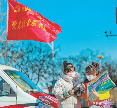 党旗飘扬筑牢疫情防控,疫情防控让党旗在斗争第一线飘扬
