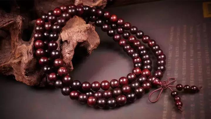 男士戴108蜜蜡串合适吗,男人可以戴石榴石手串吗