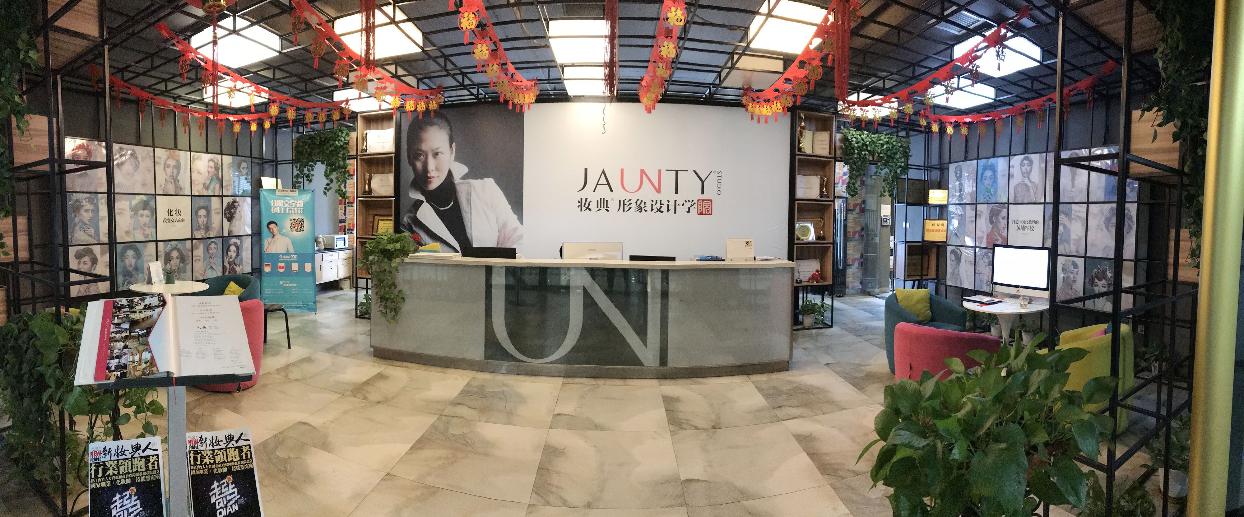 学化妆是去培训班好还是去学校好,学化妆是去婚纱店还是学徒